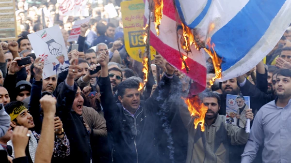 «Θάνατος στην Αμερική»: Ιρανοί έκαψαν την αστερόεσσα, στους δρόμους της Τεχεράνης